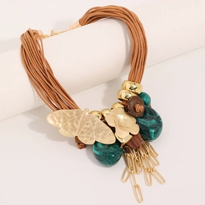 Collana multifilo bohémien con farfalla dorata opaca e perle in resina verde marmorizzato
