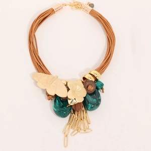 Collana multistrato in corda cerata con farfalla dorata e nappine floreali stile boho