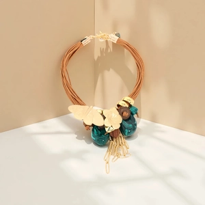 Collana boho multistrato in cordino di cera con perline e nappe a foglia dorata