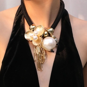 Collier élégant en corde tressée avec glands en perles et pendentif pétale doré
