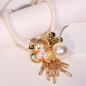 Élégant collier en corde tissée avec pétales de fleurs dorées et franges de perles