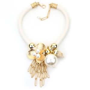 Collier à pompons en perles élégant avec fleur dorée et cordon tressé blanc
