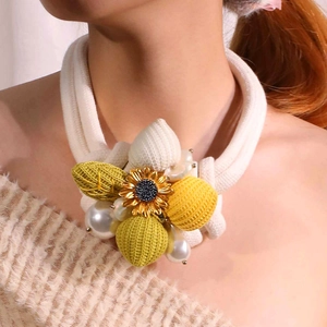 Handgefertigte Strickhalskette mit Perlen-Sonnenblume und Blumendekor am Modell