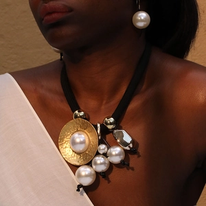 Elegant bohemian imitation pearl necklace and earrings set with hammered gold disk