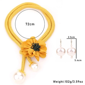 Details von gelber Stoffblumen-Perlenkette und Ohrringen mit Größenangaben und Maßen