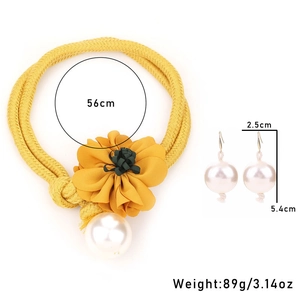 Detailsicht der gelben Stoffblumen-Halskette mit weißen Perlen und Ohrring-Abmessungen