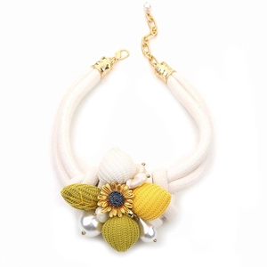 Handgefertigte Boho-Kette mit Sonnenblume, gelben Perlen und weißem geflochtenem Seil