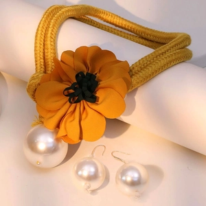 Zweilagige Perlenkette und Stoffblumen-Ohrringe im Set für einen eleganten Damen-Stil