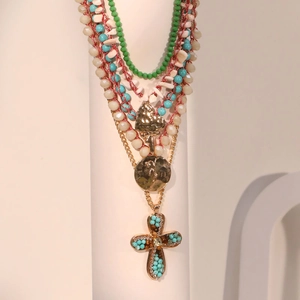 Collier bohème multicouche avec perles colorées et un pendentif croix dorée