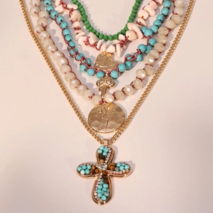 Collier multicouche bohème avec perles turquoise et pendentifs croix et cœur dorés