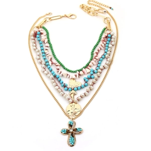 Collier multi-rangs bohème avec perles turquoise et pendentifs croix dorés