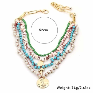 Détails du collier de perles multicouche à cœur avec chaînes dorées et mesure de 52 cm