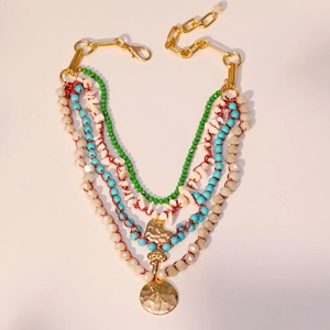 Collier multicouche bohème avec perles vertes et pendentifs en forme de cœur doré