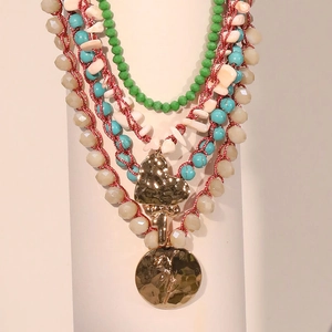 Collier multicouche bohème avec pendentif cœur, perles turquoise et détails dorés