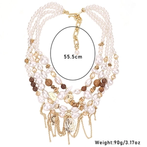 Détail du fermoir mousqueton réglable et de la chaîne d'extension du collier de perles