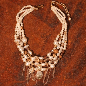 Collier élégant multi-rangs en perles et bois avec glands et pendentif feuille dorée