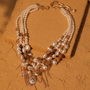 Collier élégant à plusieurs rangs de perles et glands dorés avec pendentifs bohème chic