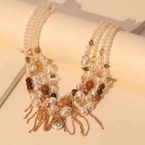 Collier multi-rangs élégant en perles avec pampilles dorées et pendentif en relief