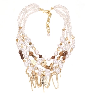 Collier multicouche élégant avec perles, perles en bois et pendentifs dorés