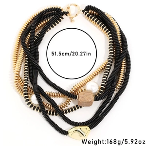Détail d'un collier multicouche perlé avec perle en bois, perle et breloque cœur