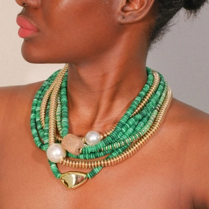 Collier bohème multicouche avec perles vertes, perles blanches et pendentif doré