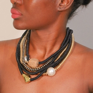 Collier multicouche fait main avec perles et perles de bois bohème porté par mannequin