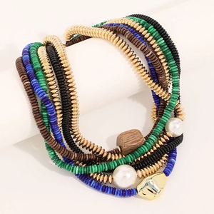 Détails du collier bohème multicouche avec perles colorées et grand pendentif doré