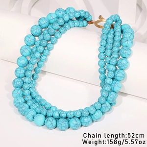 Détail du collier de perles turquoise à plusieurs rangs avec fermoir doré, 52cm et 158g