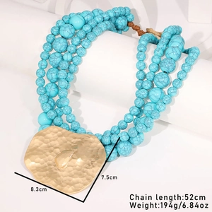 Détails des dimensions du collier en perles turquoise avec grand pendentif cœur doré