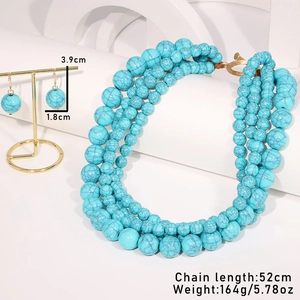 Détail de l'ensemble collier multicouches en perles turquoise avec boucles d'oreilles