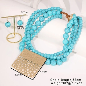Détail du collier bohème multicouche en perles turquoise et pendentif carré en métal martelé