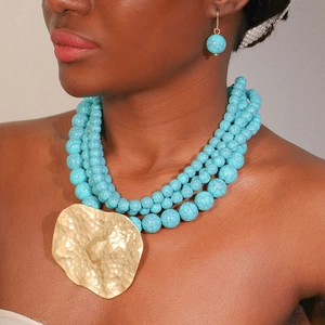 Collier multicouche en perles turquoise avec pendentifs dorés martelés et boucles d'oreilles
