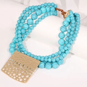 Collier bohème multicouche en turquoise avec un grand pendentif rectangle doré martelé