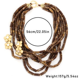 Collier multicouche bohème avec perles marbre brun et breloques de fleurs dorées