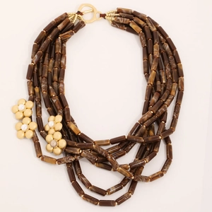 Collier multi-rangs de perles brunes avec fleurs dorées et accents de perles blanches