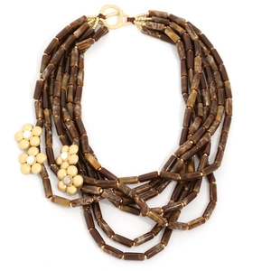 Détail de perles marbrées multicouches et fleur dorée avec fermoir en T vintage