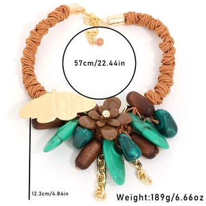 Gros plan du collier floral bohème avec corde marron et pièce centrale de papillon