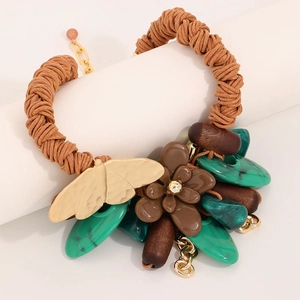 Collier plastron avec breloques en résine marbrée, pièces en métal et cordes tressées