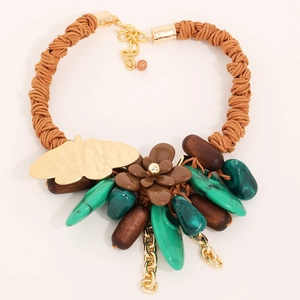 Collier artisanal avec fleur en acrylique, papillon en métal, corde et pierres en résine