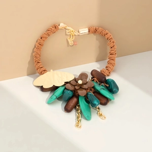 Collier bohème avec fleurs en acrylique, pierres en résine et pendentifs en bois sur cordon