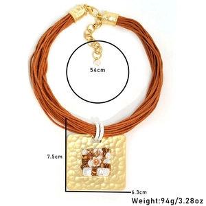 Détail du collier à pendentif carré avec longueur de 54cm et dimensions de pendentif 7,5cm