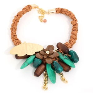 Collier bohème en corde tressée avec fleurs acryliques et papillons sur fond blanc éclatant