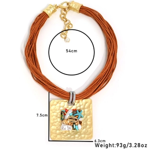 Détail du collier à cordons de cire avec pendentif carré martelé et pierres naturelles