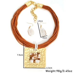 Détail du collier multi-rangs en cordon de cire avec pendentif carré en pierre naturelle