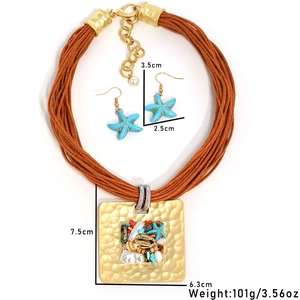 Détail du collier bohème avec pendentif carré et boucles d'oreilles étoile bleue