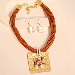Collier bohème multicouche en cordon ciré avec pendentif carré doré et pierres fines