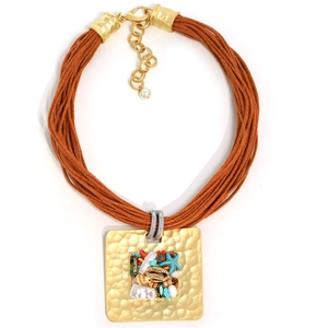 Détail du collier multirangs avec pendentif carré martelé et incrustations de coquillages