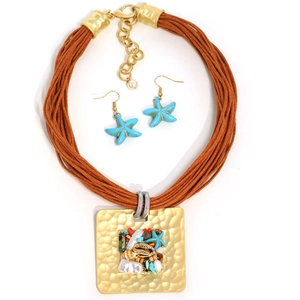 Détail du collier en cordon de cire multicouche avec pendentif carré et boucles d'oreilles