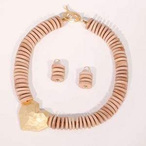Handgefertigte Perlenkette aus Holzscheiben und Herzohrringe mit goldener Oberfläche