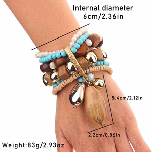 Dettagli del bracciale multistrato boho con perline turchesi ed elementi in legno